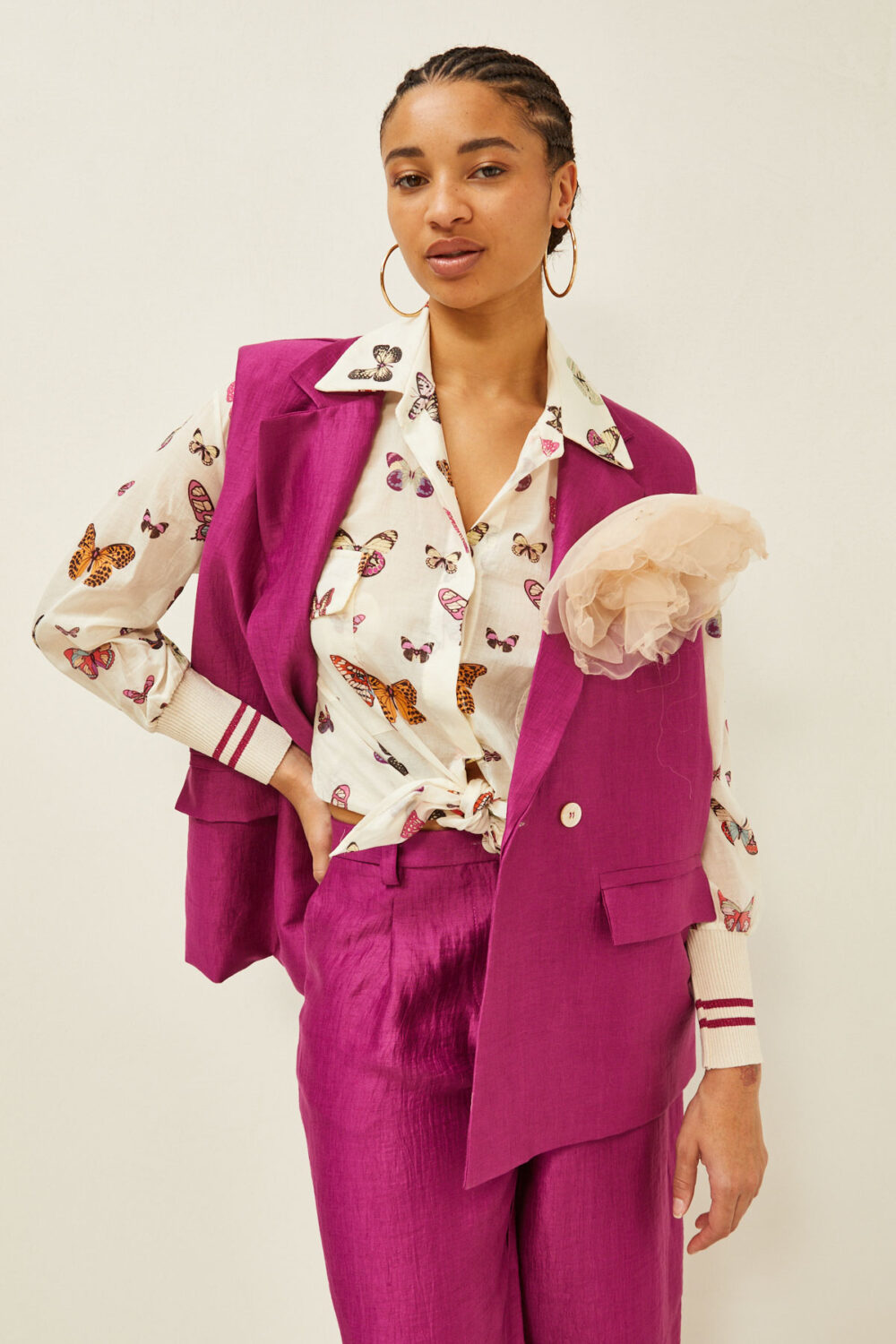 Gilet in lino con spilla