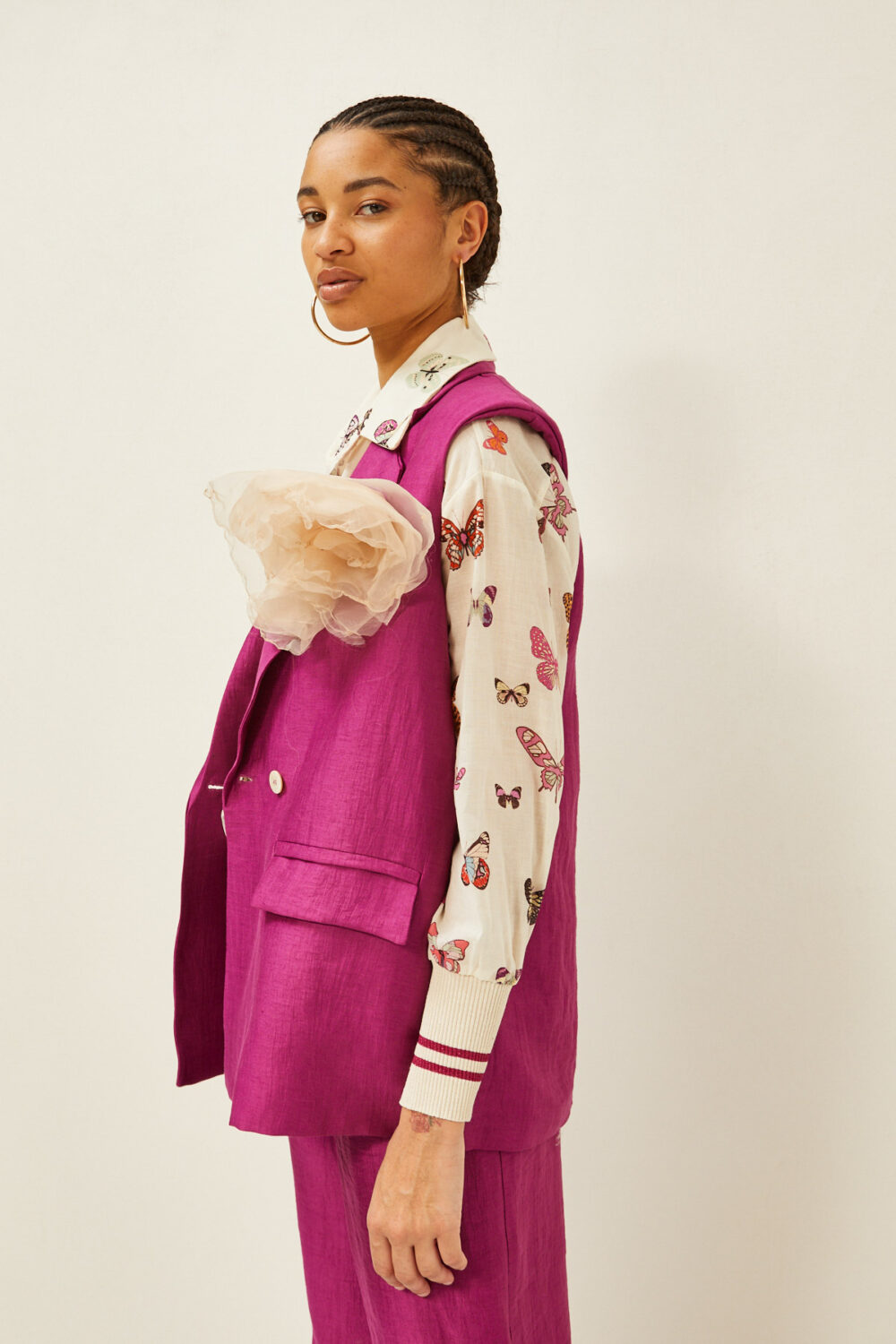 Gilet in lino con spilla - immagine 4