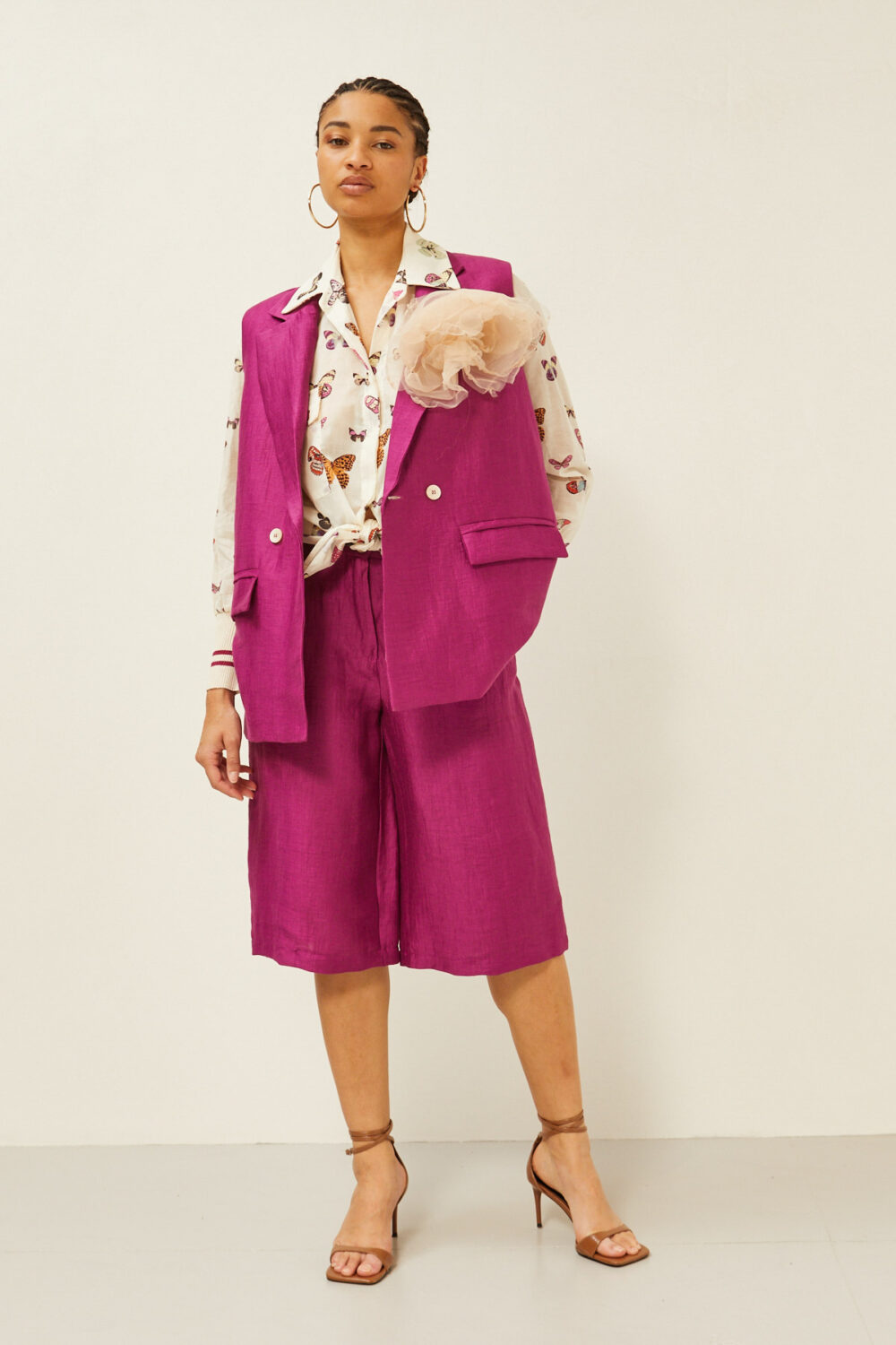 Gilet in lino con spilla - immagine 2