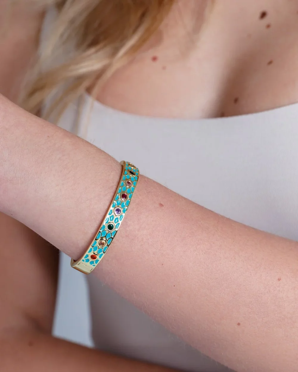 Bracciale in ottone a manetta smaltato celeste con zirconi multicolore