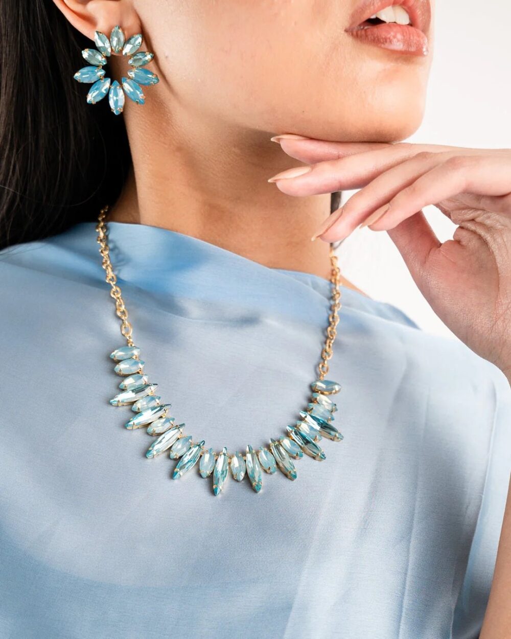 Collana girocollo a catena con pietre in vetro a forma di foglie azzurro