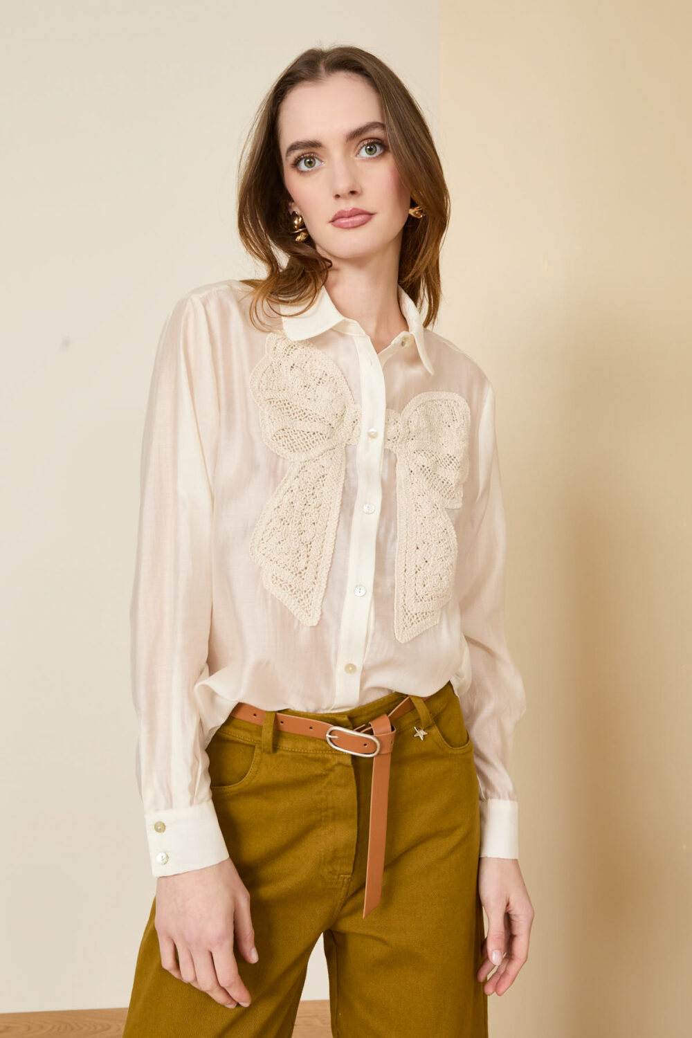 Camicia applicazione fiocco macramé