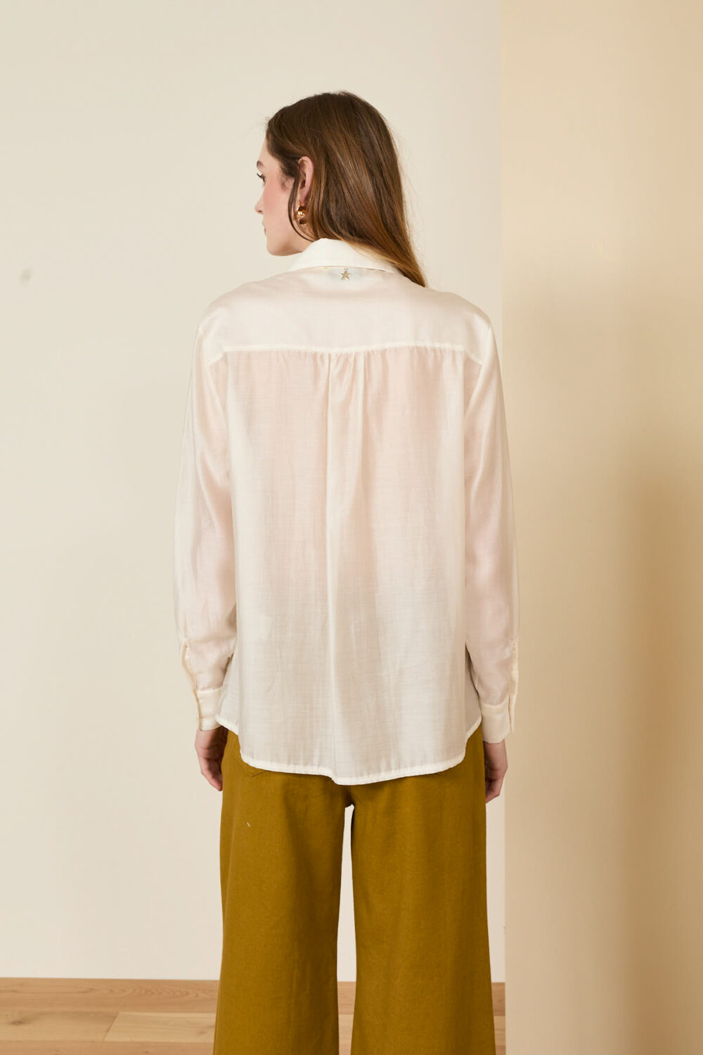 Camicia applicazione fiocco macramé - immagine 3