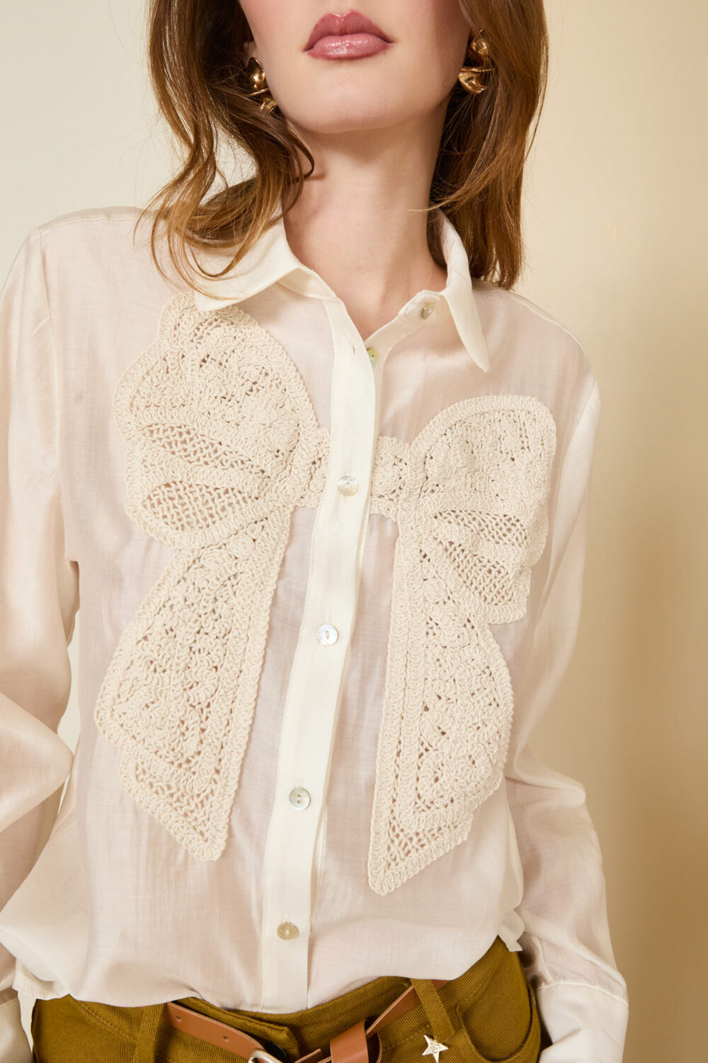 Camicia applicazione fiocco macramé - immagine 4